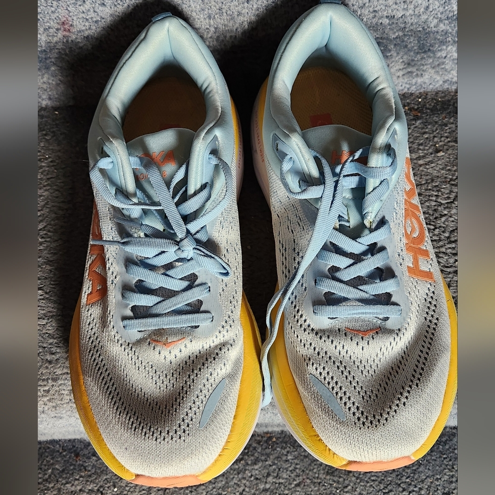 Tennis shoes